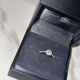 【ラザール ダイヤモンド(LAZARE DIAMOND)の口コミ】 まず、こだわりたかったのがキラキラの強さです。
ヘイローリングにしてメ…