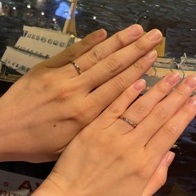【ケイウノ ブライダル(K.UNO BRIDAL)の口コミ】 元々、2人とも骨張っている手ですが、この指輪は少しウェーブがあるので、…