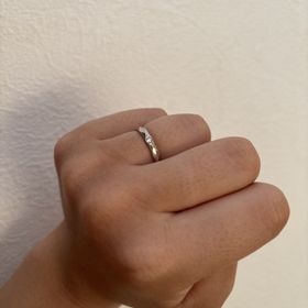 【insembre(インセンブレ)の口コミ】 周りの方と被りにくいデザインだと思います
ダイヤは多くはないですが木目…