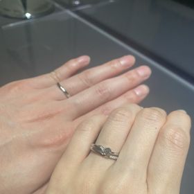 【俄(にわか)の口コミ】 手に馴染み、とても付け心地が良いです。
セットリングなので、結婚指輪と…