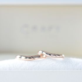 【CRAFY(クラフィ)の口コミ】 形はv字で、3つまでストーンが選べたので私はトップと内側に1つずつ、彼は…