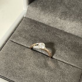 【COCKTAIL(カクテル)の口コミ】 爪というよりダイヤを包み込むようにデザインされた婚約指輪です。中央の…