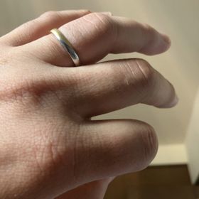 【ケイウノ ブライダル(K.UNO BRIDAL)の口コミ】 一般的なシルバーリングではなく、ツートーンのカラーでデザインが可愛い…