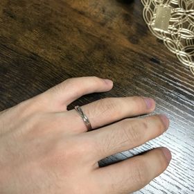 【Something Blue(サムシングブルー)の口コミ】 指輪はシンプルなもので、新婦の方がストレートの指輪に斜めにダイヤが入…