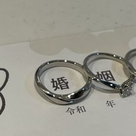 【俄(にわか)の口コミ】 初桜というデザインです。指輪が並行ではなくて、ややゆがんだ形状なため…