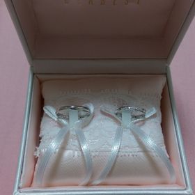 【DEAREST(ディアレスト)の口コミ】 マリッジリングは、どちらも細身で綺麗目なデザインで、女性用はダイヤも…