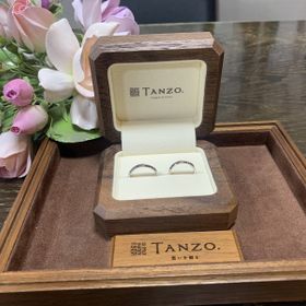 【TANZO.(鍛造指輪)の口コミ】 できるだけシンプルをベースに、槌目加工をワンポイント入れたところが個…