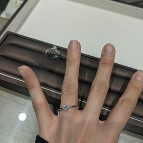 【アイプリモ(I-PRIMO)の口コミ】 指が遅く見える点が気に入りました。華奢な作りの指輪の分、ダイヤモンド…