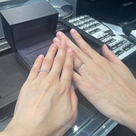 【ラザール ダイヤモンド(LAZARE DIAMOND)の口コミ】 丸みを帯びたデザインのため、指を通した時の着け心地がとても良いです。…