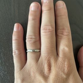 【アイプリモ(I-PRIMO)の口コミ】 新婦側の指輪はゆるい湾曲に細かいダイヤが上面に敷き詰められていて、シ…