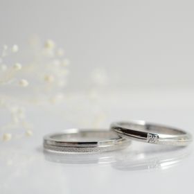 【CRAFY(クラフィ)の口コミ】 プラチナ、スターダスト加工、センターライン彫りでシンプルな指輪にさり…