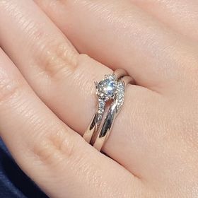 【銀座ダイヤモンドシライシの口コミ】 キラキラ光るダイヤモンドを囲むように真ん中のダイヤが輝いているのが凄…