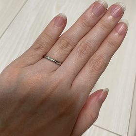 【Something Blue(サムシングブルー)の口コミ】 ホワイトダイアモンドとブルーダイアモンドがさりげなくキラっとするとこ…