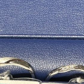 【銀座ダイヤモンドシライシの口コミ】 v型だが見る角度によってはウェーブのように見える指輪を今回購入した。指…