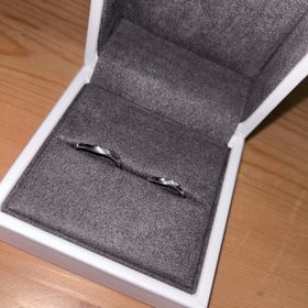 【TOWA(永遠)の口コミ】 斜めのデザインがペア感あって可愛いです。レディースはダイヤがついてい…