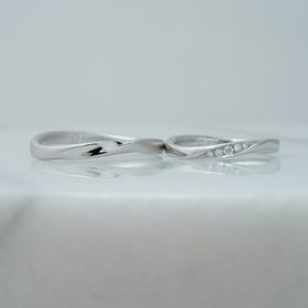 【THREE TREES(スリーツリーズ)の口コミ】 手作り指輪でもウェーブ型のデザインを選べました。
文字数に制限はありま…