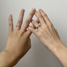 【TRECENTI(トレセンテ)の口コミ】 婚約指輪に関しては、1粒のダイヤを2粒の小さなダイヤが挟んでるデザイン…