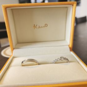 【ケイウノ ブライダル(K.UNO BRIDAL)の口コミ】 妻のリングはハーフエタニティで、半分は煌びやかで半分はシンプル。私服…