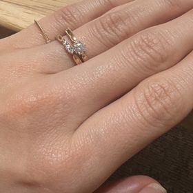 【LOVE NOTESの口コミ】 ピンクゴールドで手に馴染みやすいデザインです。プラチナではないので、…