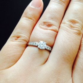 【GALA JEWELRY(ガラジュエリー)の口コミ】 0.6カラットの大きなダイヤとリングのサイドにも細かなダイヤがたくさんあ…