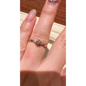 【ギンザタナカブライダル(GINZA TANAKA BRIDAL)】の口コミ 両サイドにダイヤがついてますが、派手すぎず華奢に見えるデザインで、上品...