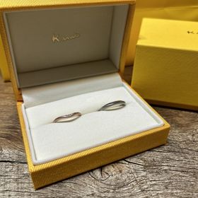 【ケイウノ ブライダル(K.UNO BRIDAL)の口コミ】 S字ではなくV字の曲線ですが、ウェーブが柔らかい印象のデザインのため、…