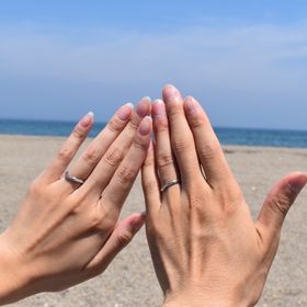 【銀座ダイヤモンドシライシの口コミ】 ある程度太さがあって、シンプルながらも一癖あるような指輪を探していま…