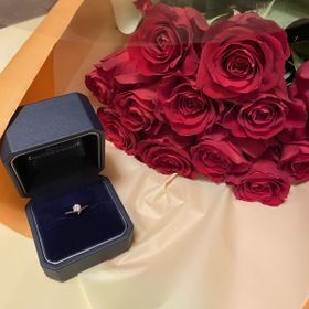 【銀座ダイヤモンドシライシの口コミ】 V字のデザインで、指が長く見えるようなデザインになっているところが気に…