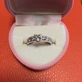 【ラフィオリジナルの口コミ】 色々なところで婚約指輪を探し、海外ブランドのものもつけてみましたが雑…