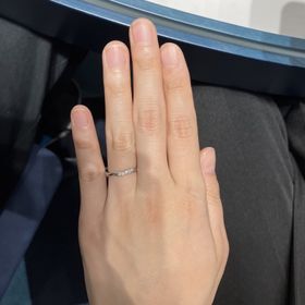 【銀座ダイヤモンドシライシの口コミ】 ウェーブタイプを希望の彼に対し私はストレートのリングが好みでした。ウ…