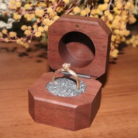 【鎌倉彫金工房の口コミ】 立て爪タイプのダイヤの隣に小さいダイヤが３つずつ付いていて、ゴージャ…