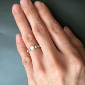 【JEWELRY  KAMATA(ジュエリーかまた)の口コミ】 上から見ても横から見てもおしゃれな形で気に入りました！
ツルでかたどっ…