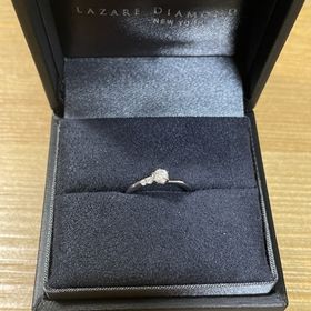 【ラザール ダイヤモンド(LAZARE DIAMOND)の口コミ】 メレダイヤ付きの指輪を探していました。
いくつか見ていたところ、左側に…