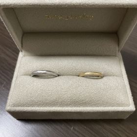 【mina.jewelry(ミナジュエリー)の口コミ】 デザインが、他には無い感じです。レーザー刻印が指輪を2つ重ねると、1つ…