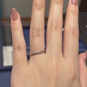 【銀座ダイヤモンドシライシの口コミ】 ダイヤモンドがラインに入っているデザインになります。
付けていると、自…