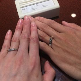 【JEWELRY  KAMATA(ジュエリーかまた)の口コミ】 試着させて頂いた際の指輪です。
リングのラインがしなやかで、指にしっか…