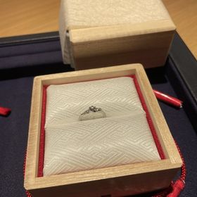 【TOMOE(トモエ)の口コミ】 【婚約指輪】
シンプルなのにダイヤがきちんと主張されていて日常的にも身…