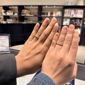 【銀座ダイヤモンドシライシの口コミ】 最初に試着に行きました。指の特徴を診断していただき、ストレートタイプ…