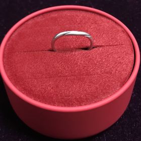 【AFFLUX(アフラックス)の口コミ】 シンプルなデザインで、つけやすそうだと感じたから。
また、婚約指輪とセ…