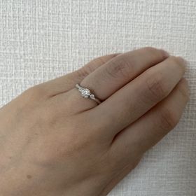 【銀座ダイヤモンドシライシの口コミ】 センターダイヤの左右に小さめのダイヤがついた、流れるようなデザインの…