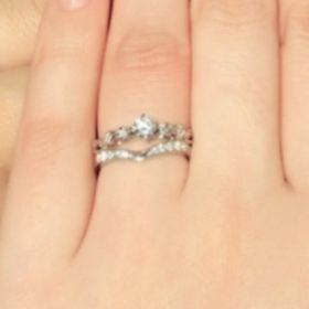 【JEWELRY  KAMATA(ジュエリーかまた)の口コミ】 婚約指輪と重ね付け出来るデザインで
ダイヤがたくさん付いているのが決め…