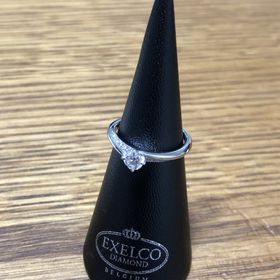 【エクセルコダイヤモンド(EXELCO DIAMOND)の口コミ】 デザイン：中央のダイヤモンドは浮いているようなデザインなので唯一無二…