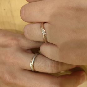 【ケイウノ ブライダル(K.UNO BRIDAL)の口コミ】 石の数を減らしたり、ベース部分をマット加工したり、色や太さなどを自由…