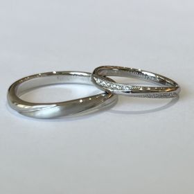 【VIVAGE(ヴィヴァージュ)の口コミ】 結婚指輪といえばのシンプルなデザインをさがしていました。斜めのライン…