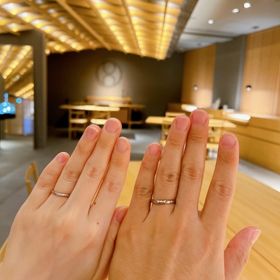 【TOMOE(トモエ)の口コミ】 上品なウェーブで、シンプルながらも指がとても綺麗に見えます。女性の方…