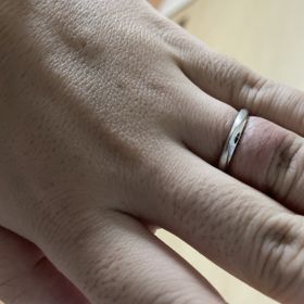 【ケイウノ ブライダル(K.UNO BRIDAL)の口コミ】 マッド加工を一部だけ用いることで落ち着いた雰囲気を出しました。
裏面は…