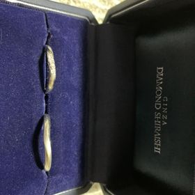 【銀座ダイヤモンドシライシの口コミ】 ダイヤモンドが並んでいて豪華に綺麗に見えます
婚約指輪と同じ様にダイヤ…