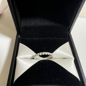 【エクセルコダイヤモンド(EXELCO DIAMOND)の口コミ】 側面が爪留めになっておりダイヤの輝きがよく見えます。又、高級感もあり…