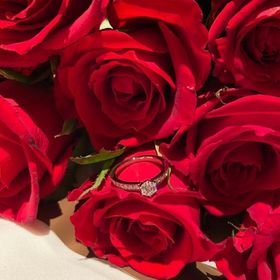 【エクセルコダイヤモンド(EXELCO DIAMOND)の口コミ】 存在感があり、メインのダイヤの周りの細かいダイヤが綺麗なので購入しま…