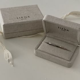 【SIENAROSE(シエナロゼ)の口コミ】 シンプルで日常使いができるものを探していました。結婚指輪感があまりな…